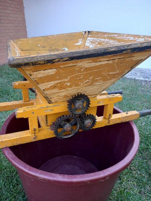 Esmagador, tina e depósitos para produção de vinho