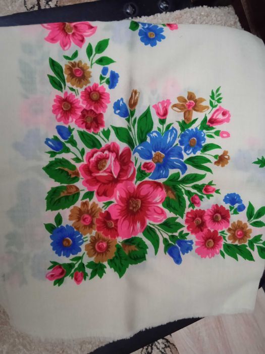 Платок шерстяной  цветочный О Ч Е Н Ь красивый