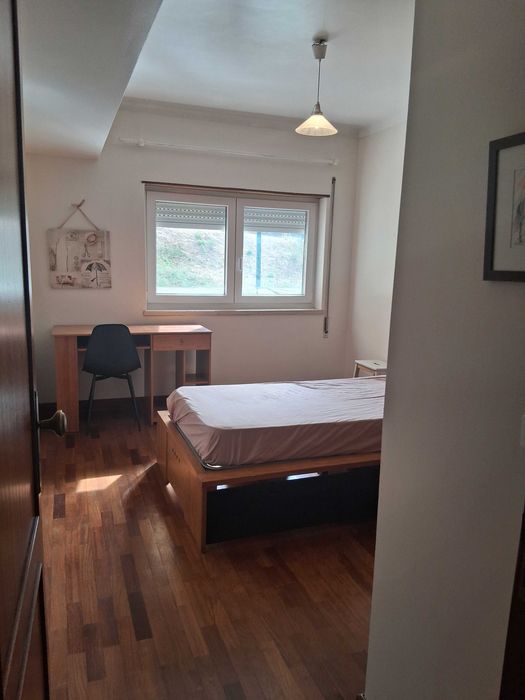 Cama individual com estrado