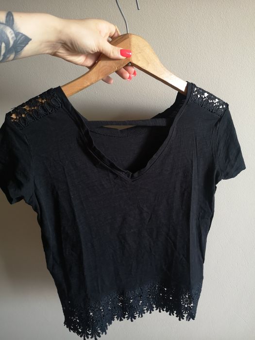 Czarna koszulka z koronką