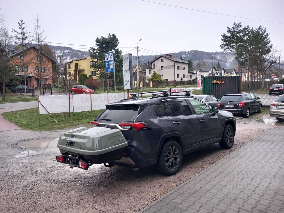 Box montowany na hak holowniczy  Hapro Boxer 420 L - mocny, solidny w kolorze oliwkowej zieleni. Odchylany - umożliwia dostęp do bagażnika samochodu