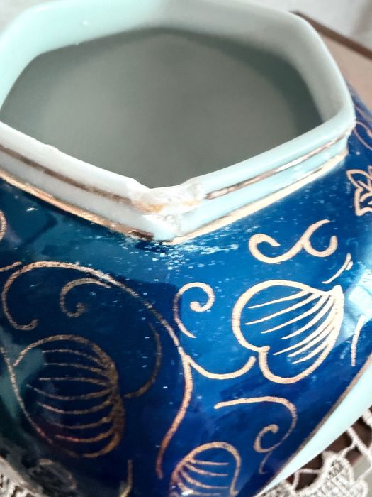 Lindo pote azul e dourado com 32 cms de altura