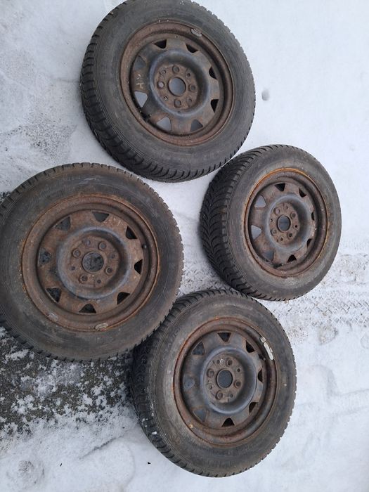 Sprzedam felgi 14 od audi 80z oponam zimowymi Goodyear