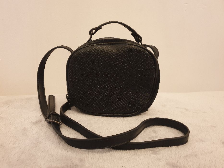 Nowa mała, czarna torebka na długim pasku Even&Odd