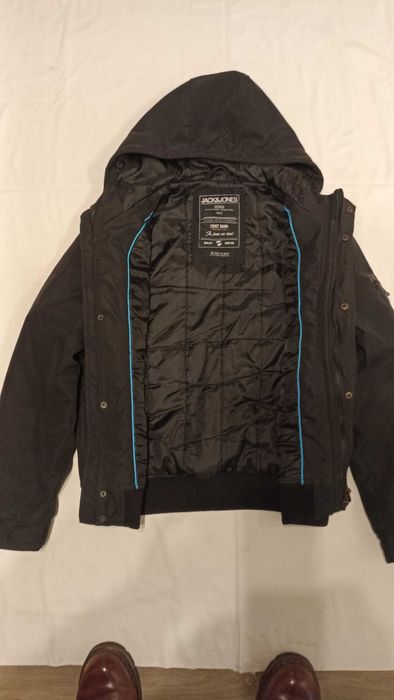 Czarna, ocieplana kurtka męska marki Jack&Jones rozmiar M + czapka gratis
