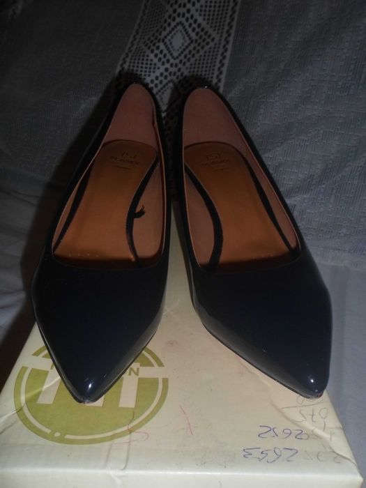 sapatos com tacão fino cor azul  marinho para senhora