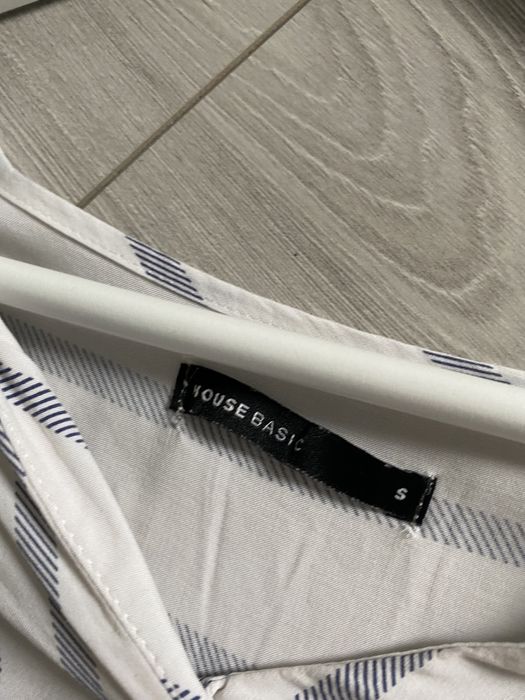 Biała koszula w paski