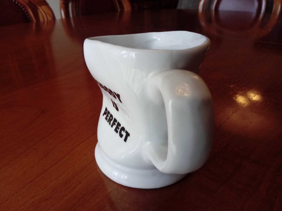Caneca em Porcelana (NOBODY IS PERFECT)