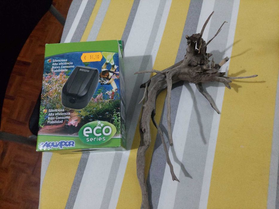 Raiz decorativa e bomba de ar aquarios