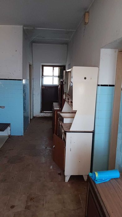 Terreno de 2200m2 com moradia para restauro.