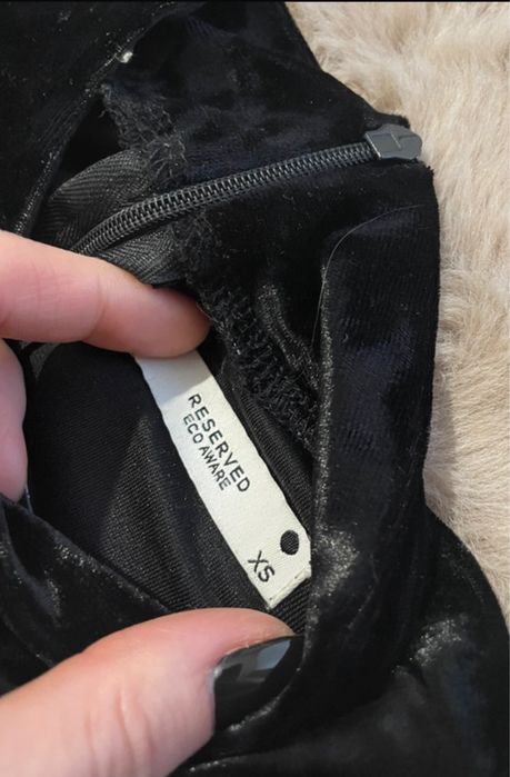 Czarna sukienka midi Reserved XS