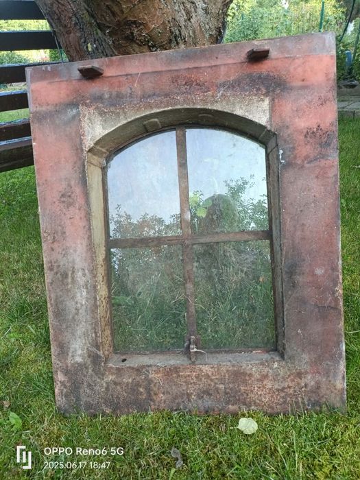 Zabytkowe żeliwne okno