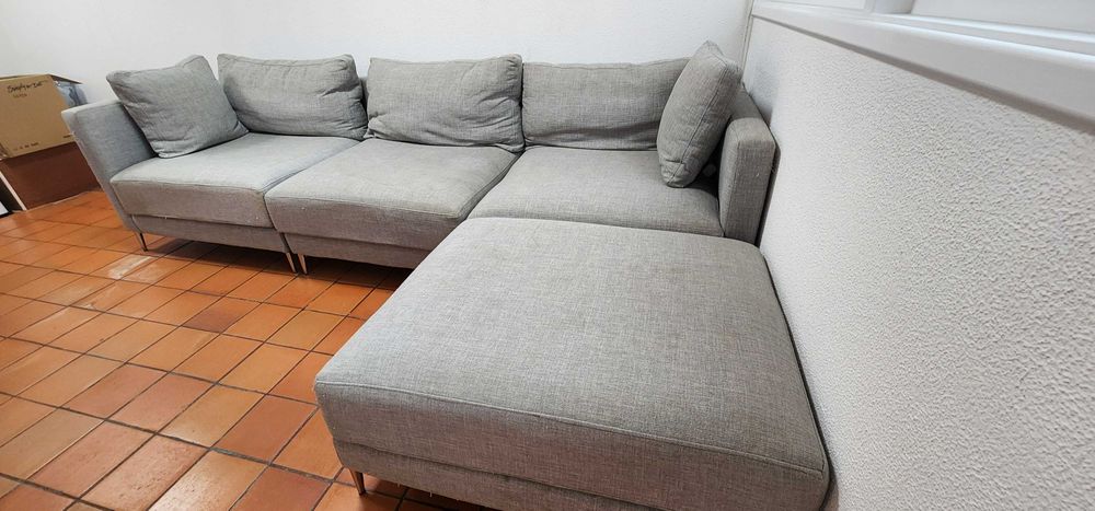 Sofá grande com otomano