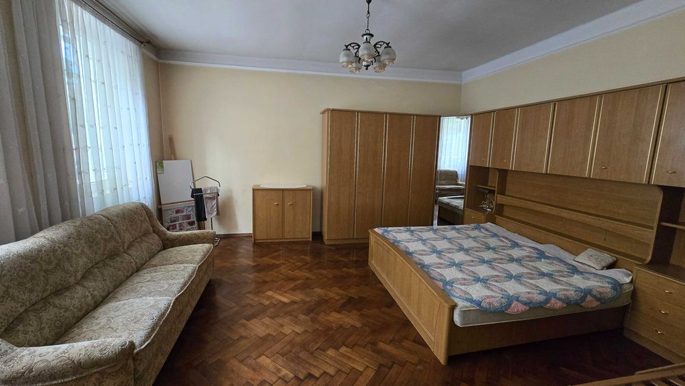 Продається будинок в центрі міста.