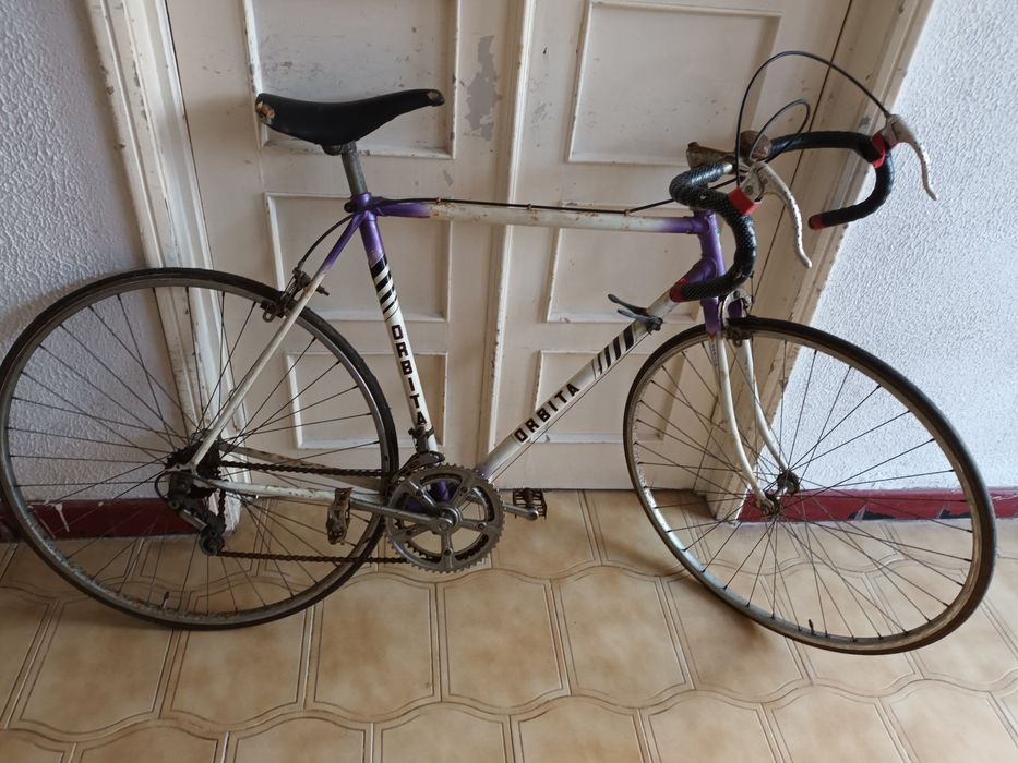Bicicleta de ciclismo que precisa de uma reparação
