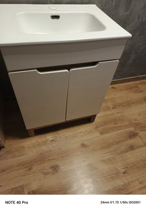 Szafka łazienkowa z umywalką