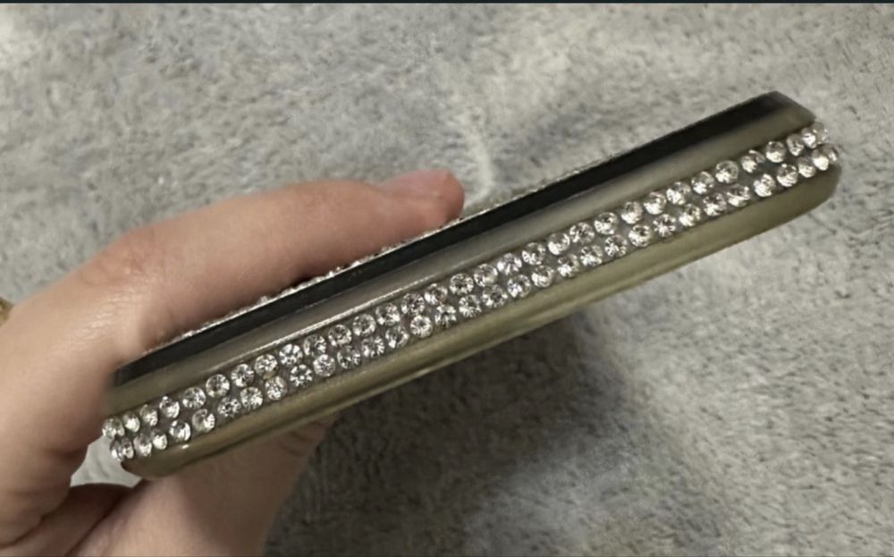 Srebrne etui z kryształkami na iPhone 11