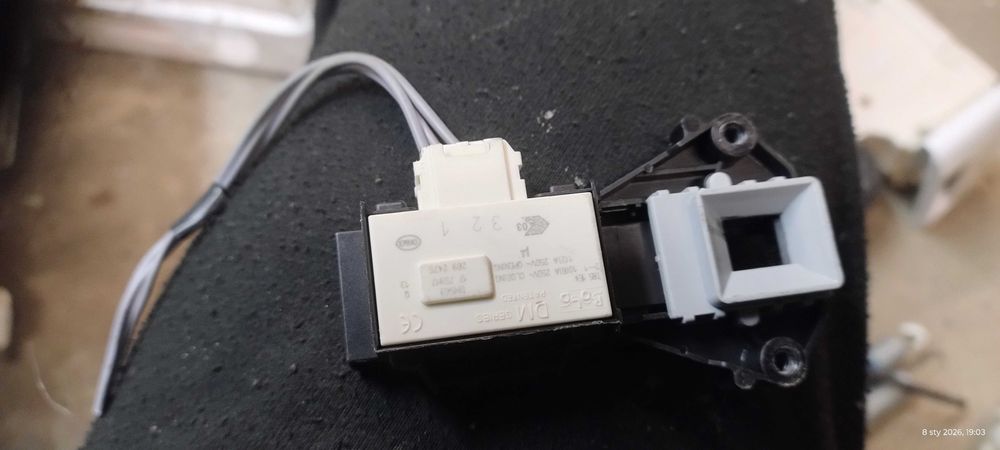 Blokada drzwi pralki whirpool