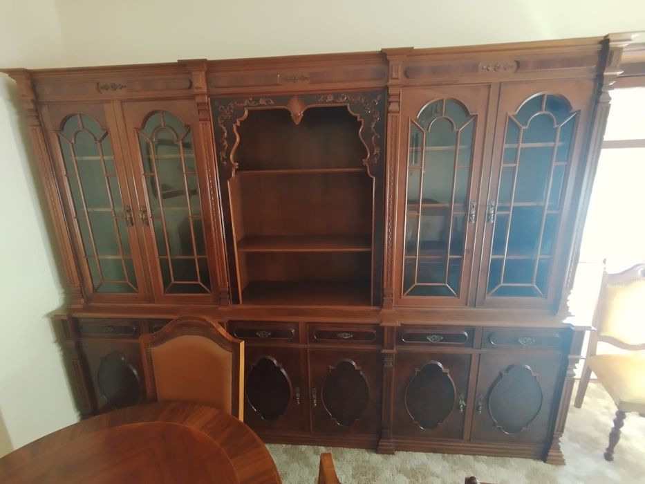 Aparador de sala com cristaleira, NOGUEIRA, COMO NOVO