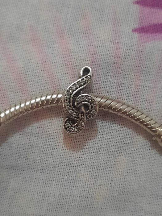 Conta pandora clave de sol com ziirconias