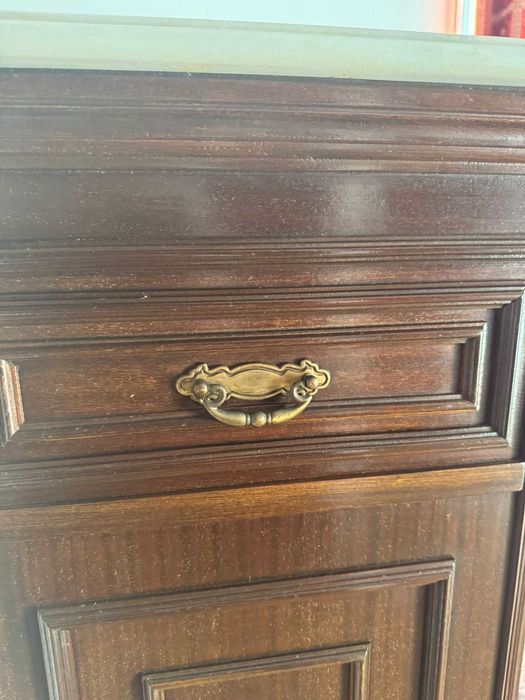 Conjunto de 1 espelho e 3 aparadores com a parte superior em mármore