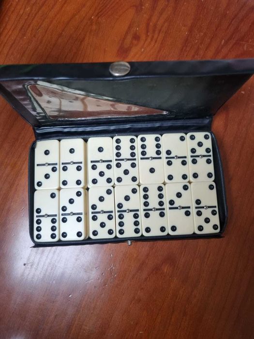 Jogo de Dominós com 28 peças