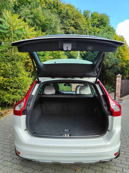 Volvo XC60 2015 2.0 FWD бензин
