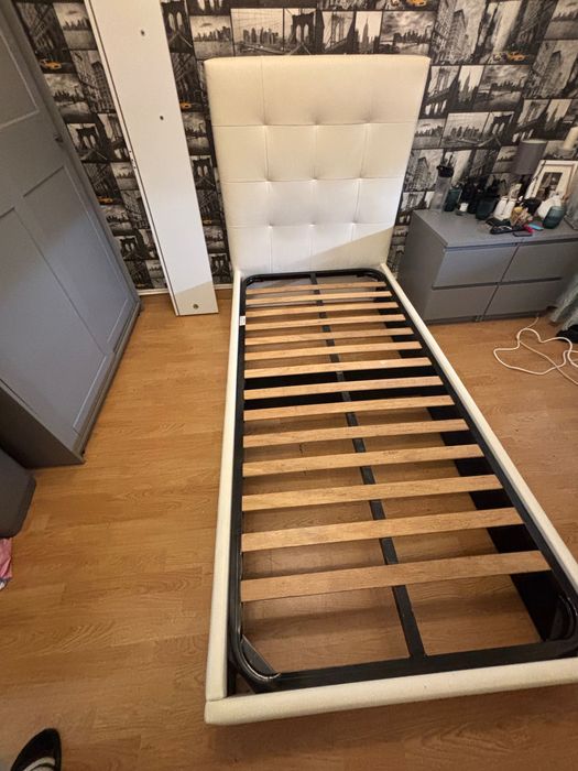 Cama com cabeceira estofada