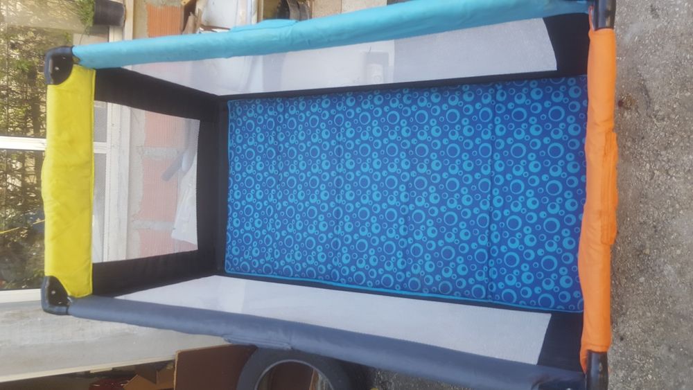 Cama ou parque de viagem para criança