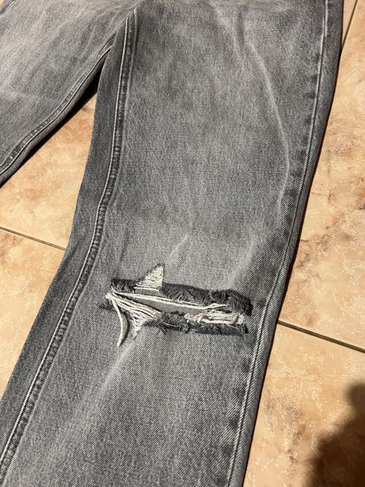 Calças de ganga cinzentas rasgadas da Stradivarius