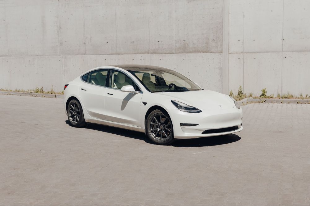 Wynajem Tesla Model 3