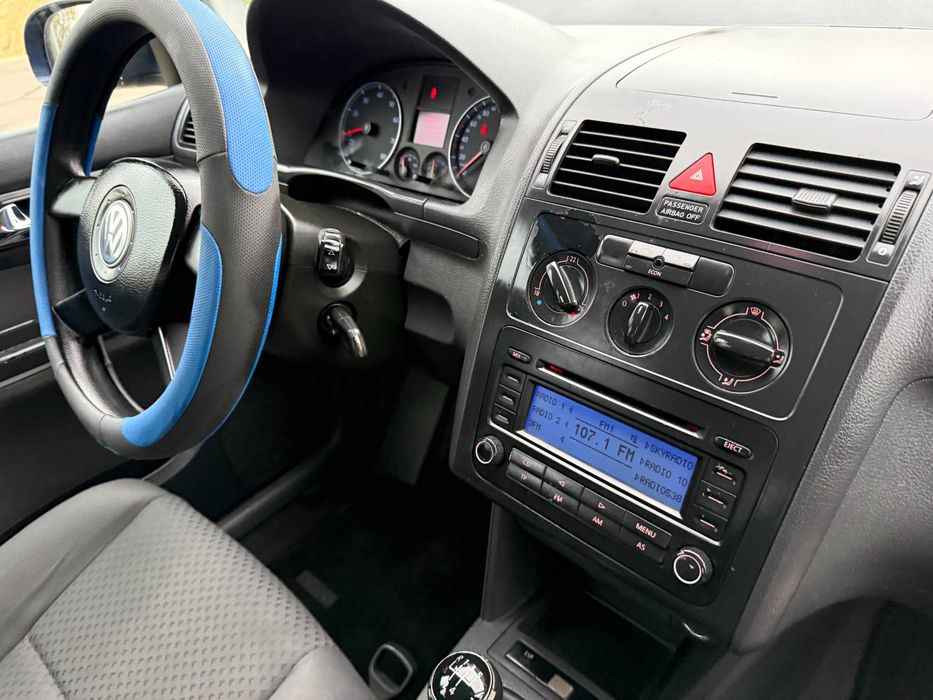 Продам VOLKSWAGEN Touran 2004р 1.6бенз 7-мест