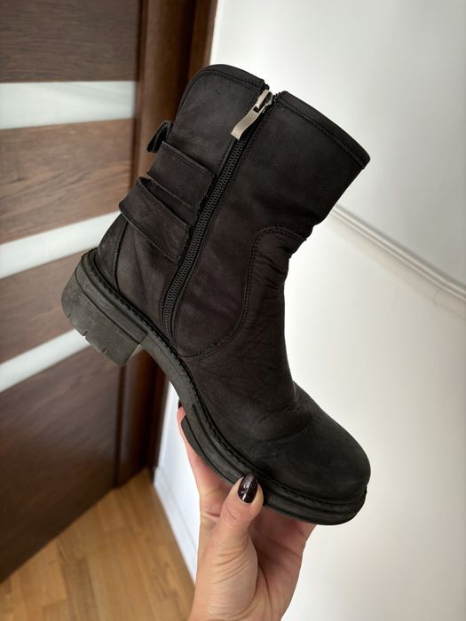 Badura czarne skórzane botki za kostkę z klamrami 38 zapinane na suwak