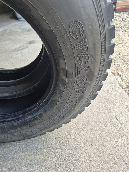 Opony 295 80R22.5 Semperit.