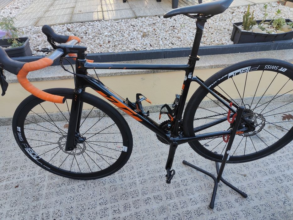 Bicicleta de estrada em carbono KTM