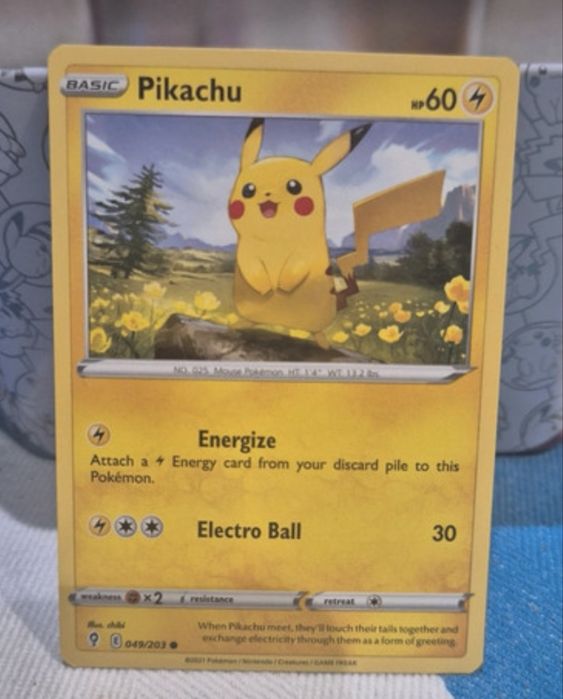 Carta Pikachu — Evolving Skies 049/203
