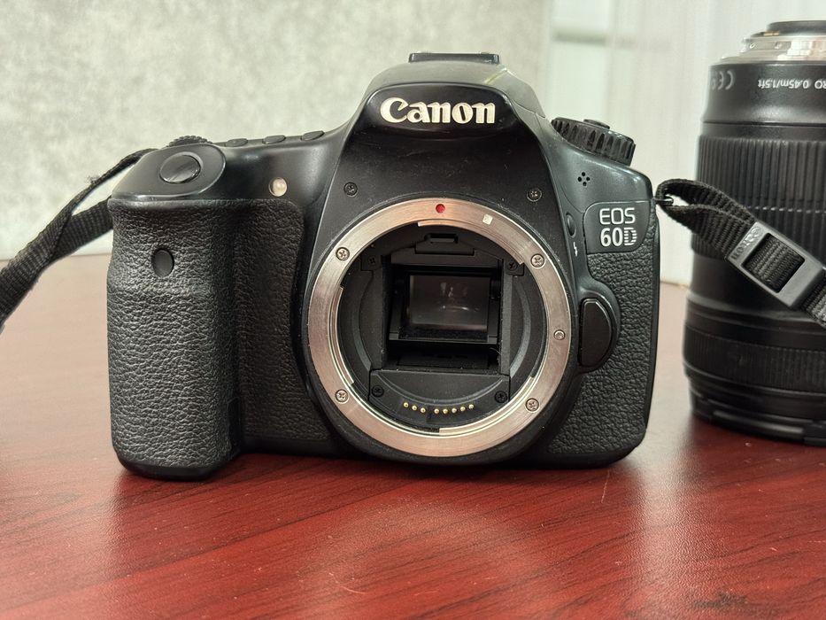 Canon EOS 60D + canon EF-S 18-135 IS (f/3.5-5.6)
