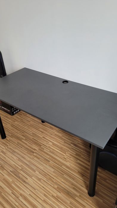 Biurko 135x65cm z regulacją wysokości