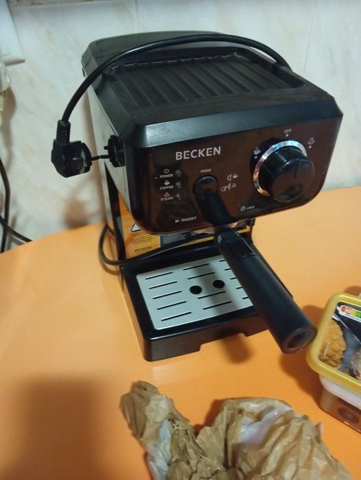 Vendo uma máquina de café.