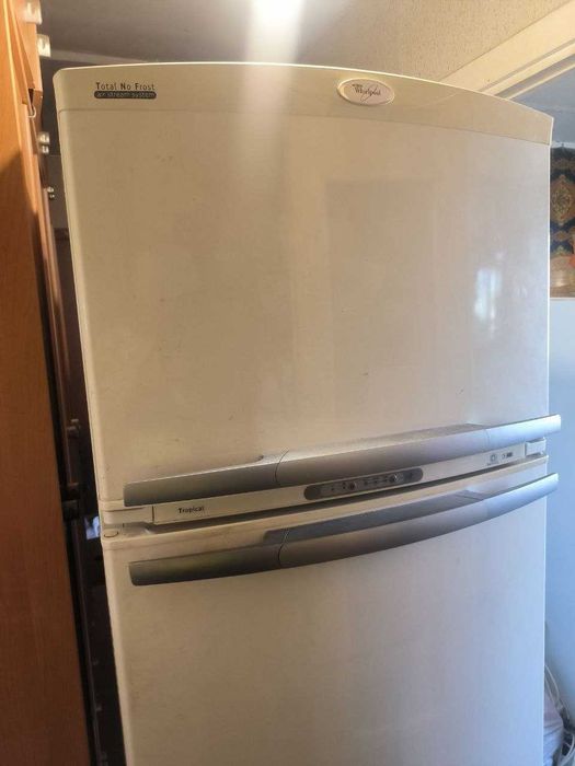 холодильник Whirlpool ARC 4030  на запчастини обо під ремонт