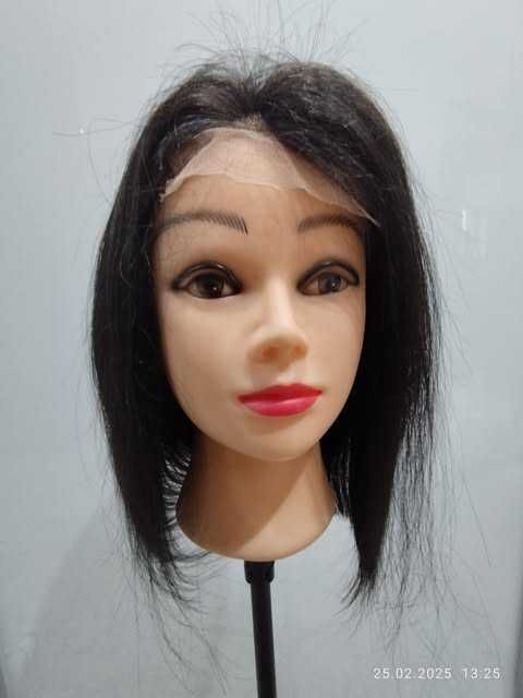Peruka rozm. M . Włosy jak naturalne, półdługie ,proste. Kolor czarny