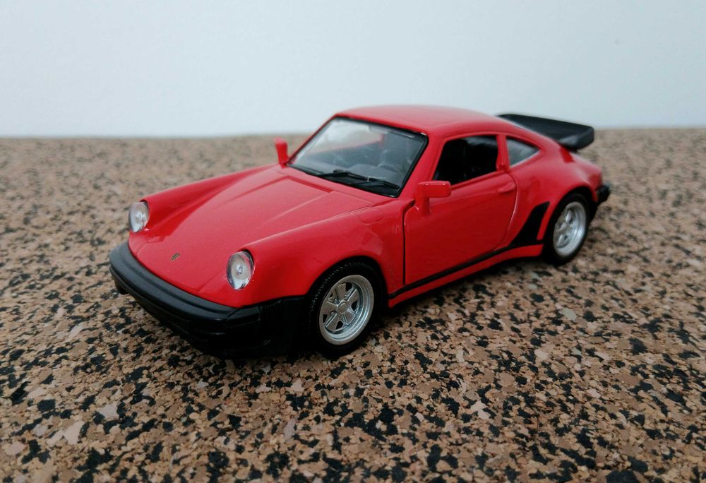 Porche 911 Turbo 3.3 (escala 1:32)