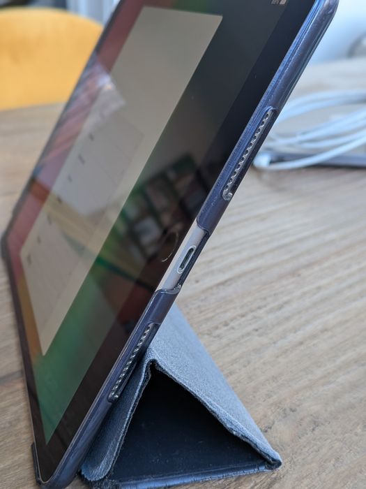 Vendo Apple iPad Pro 10.5" (2017), 64 GB, Wi-Fi, em bom estado e a funcionar perfeitamente.