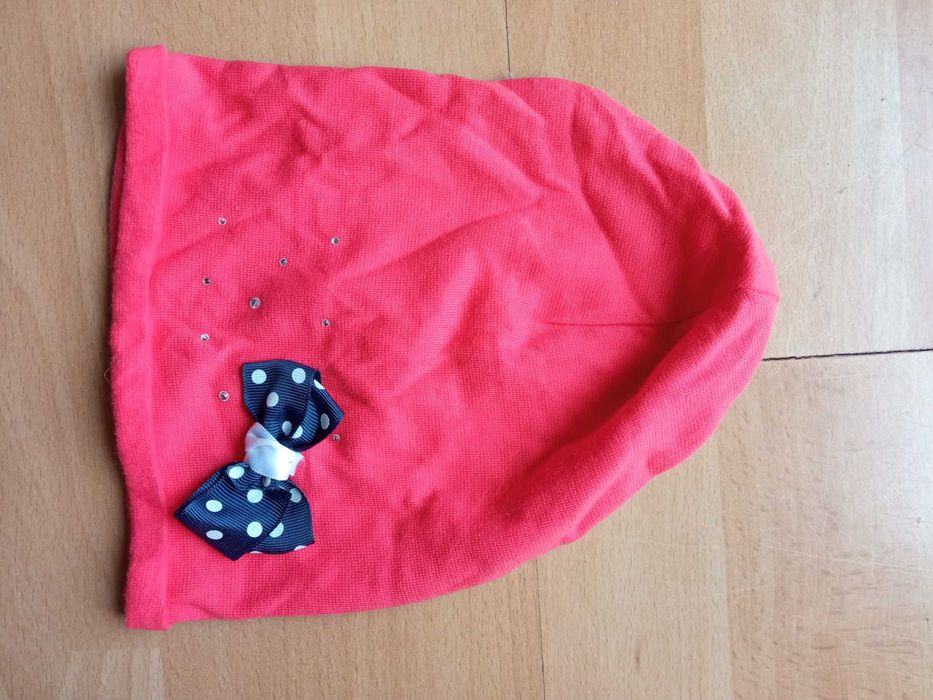 Cienka bawełniana czapka z kokardą i cekinami 50