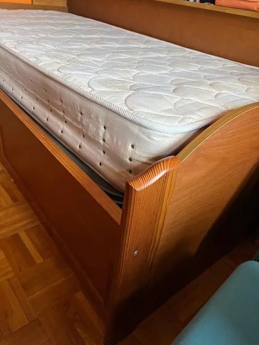 Cama, colchão e armário embutido (Moviflor)
