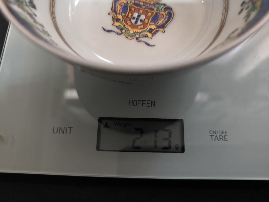 Elegante Tigela de Porcelana com Brasão Português. 
Tigela em porcelan