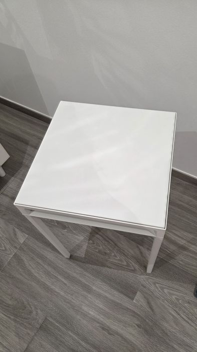 Mesa de apoio de metal branca