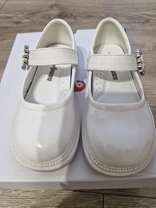 Дитячі біленькі туфельки
