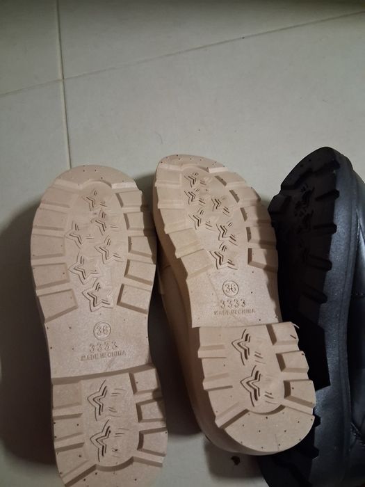 Sapatos creme e sapatos pretos