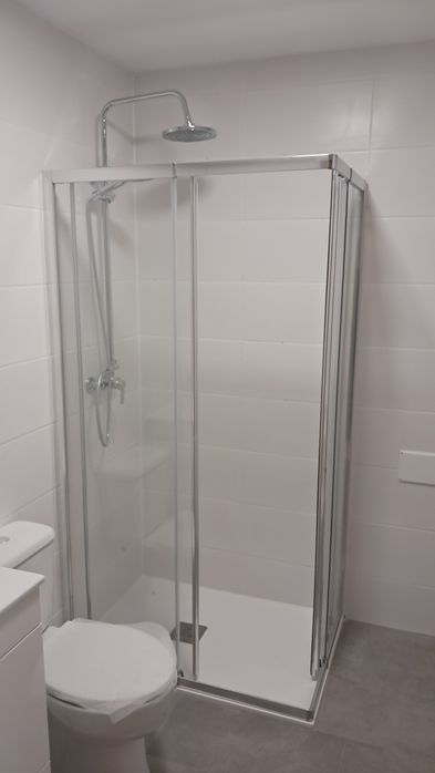 Serviço de azulejo, pladur, barramento e pintura